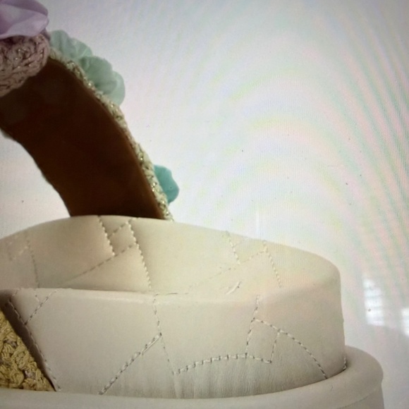 WOW....KURT GEIGER LONDON ORSON FLOWER SANDAL SZ 8.5(US). 39(EU) Orig. $260 - Picture 5 of 14